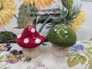 Red and Green Top Mushrooms - Small Salt and Pepper Set