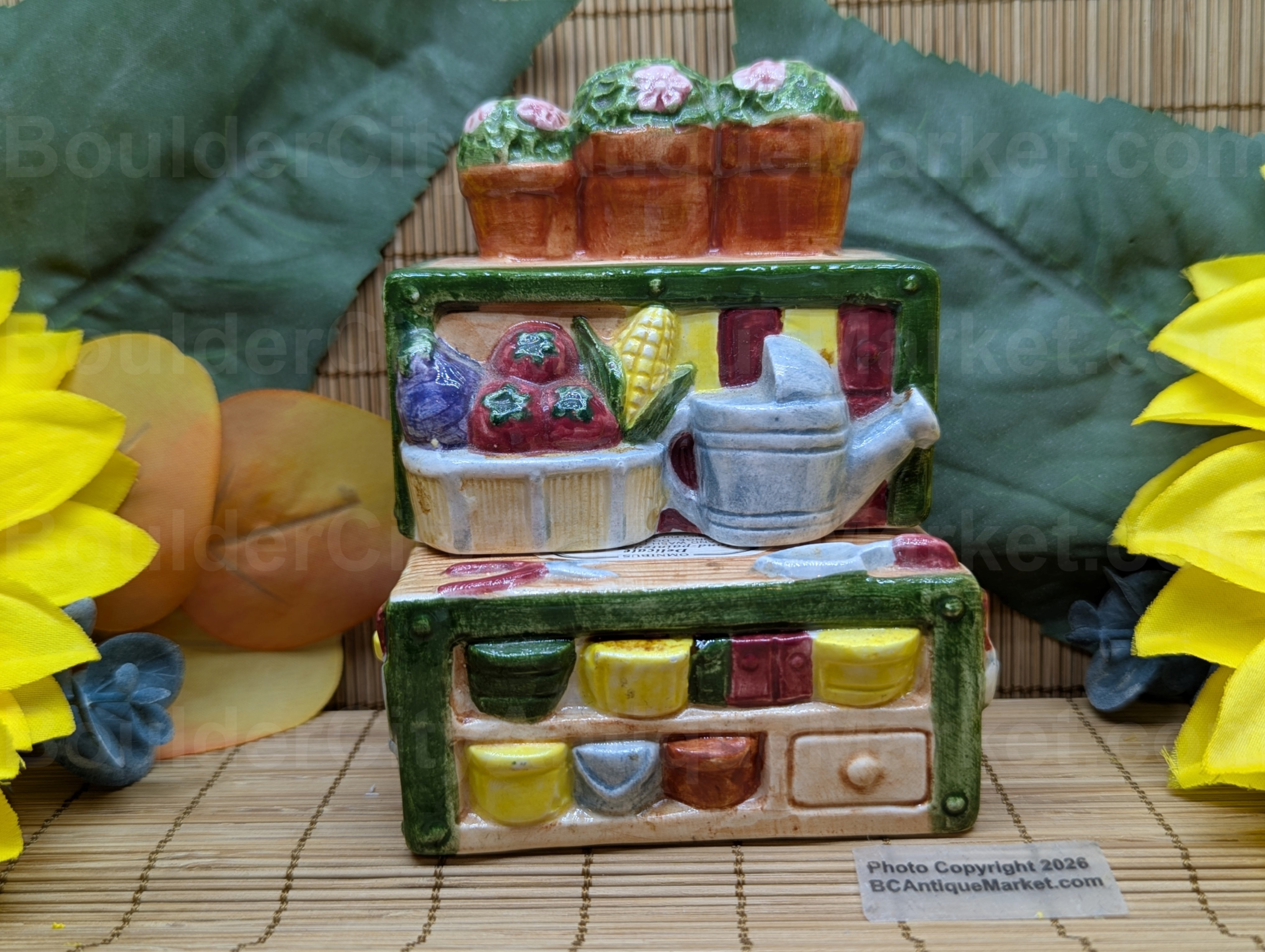 Unique potting stand salt and pepper set, standing aprox 5.5 inches tall. The original Fitz and Floyd sticker is still present. There are a few slight paint chips missing on the back left side of both pieces, please see pictures!