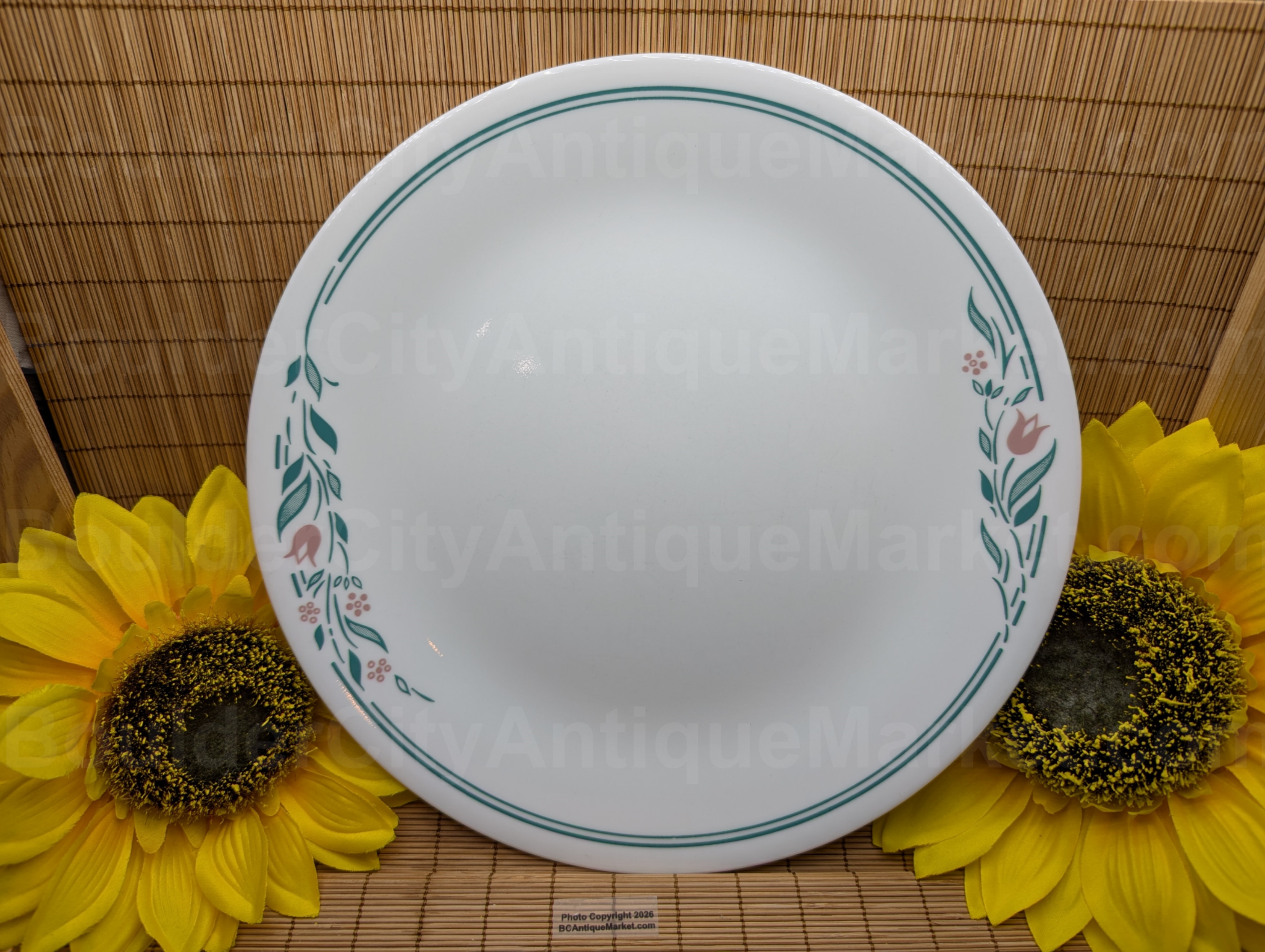 Rosemarie Tulip Corelle 10 1/4-inch Dinner Plate